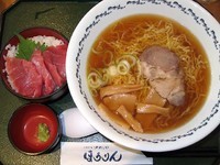「八戸ラーメンとミニ大間産本マグロ丼セット　1,570円」@烹鱗の写真