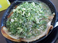 「とこ塩豚骨らーめん（極太ドラゴン麺、モヤシ/ネギ多め）」@豚人 彦根店の写真