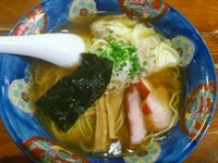 「肉ワンタン麺（ハーフ）黒だし ￥750」@八雲の写真