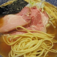 「アジ煮干しそば（燻製油）　680円」@ラーメン燈郎の写真