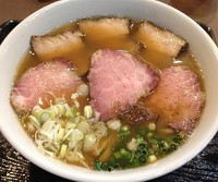 「魚介しょうゆ焼豚（とろ旨＋炭火つるし）ラーメン（800円）」@Garew-こだわり焼豚の店-の写真