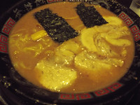 「とんこつ（ネギ抜き）＋替玉（チャー付き）、750円＋150円」@無鉄砲 東京中野店の写真