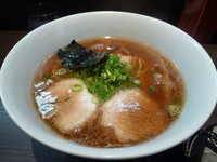 「醤油ラーメン（大盛り） ¥950」@支那そばや 本店の写真