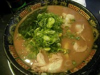 「とんこつラーメン(固め・ネギ多め)」@無鉄砲 東京中野店の写真