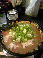 「とんこつラーメン（ねぎ多め）」@無鉄砲 東京中野店の写真