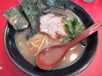 「ラーメン450円(麺硬め、味濃いめ、油少なめ)」@家系ラーメン 王道の写真