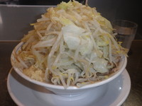 「ラーメン（６５０円）ほぐし豚（１００円）野菜マシ・ニンニク」@らーめん大 押上・業平店の写真