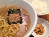 「B定食 (Wスープらーめん、ライス、キムチ) 730円」@麺道 ともよし 東三国店の写真