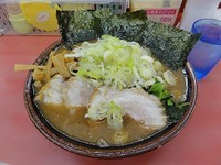 「ラーメン中盛740円バラ20円×2枚メンマ50円無料ネギ増し」@王道家の写真