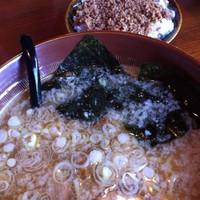 「特製ラーメン大盛り(こってり、太麺)挽き肉ゴハン」@らーめん 蔵の写真