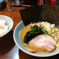 「ラーメン麺硬め、ライス」@鶴一家の写真