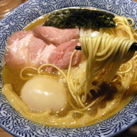 「アジ煮干しそば煮卵入り（アジ油） 780円」@ラーメン燈郎の写真