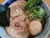 「琥珀そば＋餃子（770円＋270円）」@自家製麺 琥珀の写真