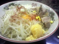 「まぜそば+たまねぎ(麺少なめ、にんにく多め)800円」@らぁめん 元気の源の写真