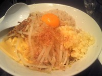 「まぜそば（並＋チーズ、あぶら、にんにく多め）750円」@ジャンクガレッジ 東京ラーメンストリートの写真