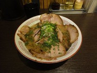 「ちゃーしゅー麺黒　900円　平打麺+細麺替え玉無料」@水田商店の写真