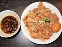 「肉盛りつけ麺並780円＋無料肉増し＋無料味玉」@魁 肉盛りつけ麺 六代目けいすけの写真