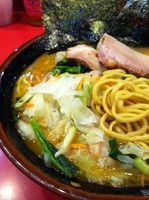 「ラーメン・中（740円）+野菜畑（80円）」@家系総本山 ラーメン吉村家の写真