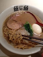 「味玉焦がし煮干ラーメン（870円）」@立川中華そば 魚魚-toto-の写真