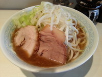 「らーめん・野菜少し多め＋脂多め(６８０円)」@らーめん 陸 尾山台店の写真