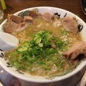 昔とんこつ肉盛らーめん／\980