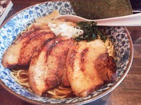 「炙り焼豚麺　大盛り　（９００円＋１００円）」@焼豚食道の写真
