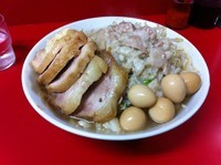 「小豚＋味付きうずら（ヤサイニンニクアブラ）」@ラーメン二郎 西台駅前店の写真