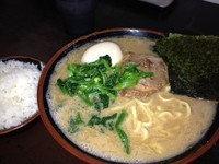 「らーめん中盛り＆味玉」@壱成家 南越谷本店の写真