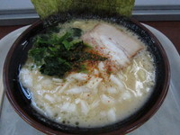 「醤油豚骨ラーメン￥680」@濃厚とんこつ横浜家系ラーメン 九ツ家 高坂サービスエリア店の写真