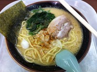 「醤油豚骨ラーメン￥680」@濃厚とんこつ横浜家系ラーメン 九ツ家 高坂サービスエリア店の写真