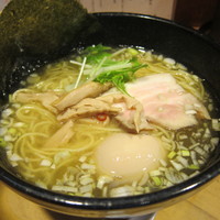 「塩ラーメン(690円)+味玉(110円)」@ら〜麺 もぐやの写真