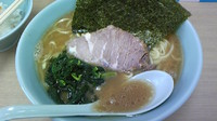 「ラーメン（中）　750円、ライス（サービス）」@横浜らーめん 武蔵家 池袋店の写真
