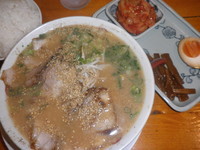 「特製ラーメン（６５０円）一盛りごはん（１００円）」@味門の写真