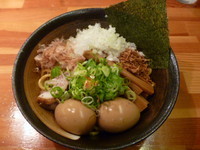 「あぶらそば　８００円＋サービス味玉」@瞠 池袋店の写真