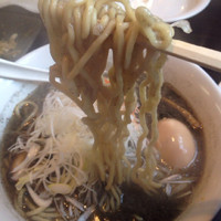 「イカスミラーメン」@環七ラーメン 周麺の写真