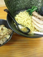 「豚骨醤油ラーメン中盛、チャーシュー、海苔、チャーシュー丼」@らーめん家 せんだい 鶴ヶ峰本店の写真