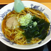 「正油ラーメン （300円、タイムサービス）」@梅もと 新宿西口店の写真