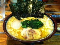 「濃厚豚骨醤油ラーメン＋味玉＋タマネギ」@麺童 虎徹の写真