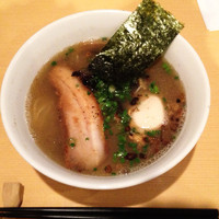 「塩煮干し800円＋半熟玉子100円」@湘南麺屋 海鳴の写真