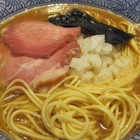「アジ煮干しそば（鯵油）　680円」@ラーメン燈郎の写真