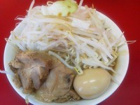 「ラーメン・中（味玉サービスCP）ニンニク・ヤサイ￥700円」@モッコリ豚の写真