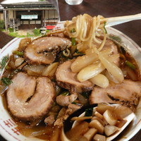 「アリランチャーシュウ 中 950円（辛さ普通・ラッキョウ）」@アリランらあめん 八平の写真