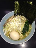 「味玉ネギラーメン（固め・濃いめ・多め）￥850+無料ライス」@横浜ラーメン 武蔵家 東名川崎店の写真