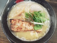 「鶏そば（カタ麺）＋味付煮玉子＋替え玉（カタ麺）」@とりの助 下小出店の写真