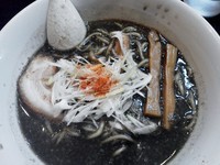 「いか墨ラーメン（太麺）￥850」@環七ラーメン 周麺の写真