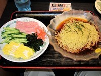「黒酢しょうゆ冷し麺と餃子　680円」@日高屋 上野広小路店の写真