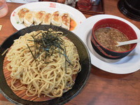 「冷やしつけめん（しょうゆ）：大盛り２玉　＋ギョーザ無料券」@おおぎやラーメン 長野大町店の写真