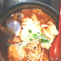 「辛ラーメン＋ワンタン」@尾道ラーメン 麺一筋 桜木町店の写真