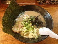 「豚骨らーめん まる」@茨城豚骨 とんこつ家 高菜の写真