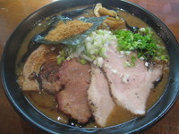 「黒真空そば＋チャーシュー２枚（バラ、炭、低温）　９３０円」@喜元門 本店の写真